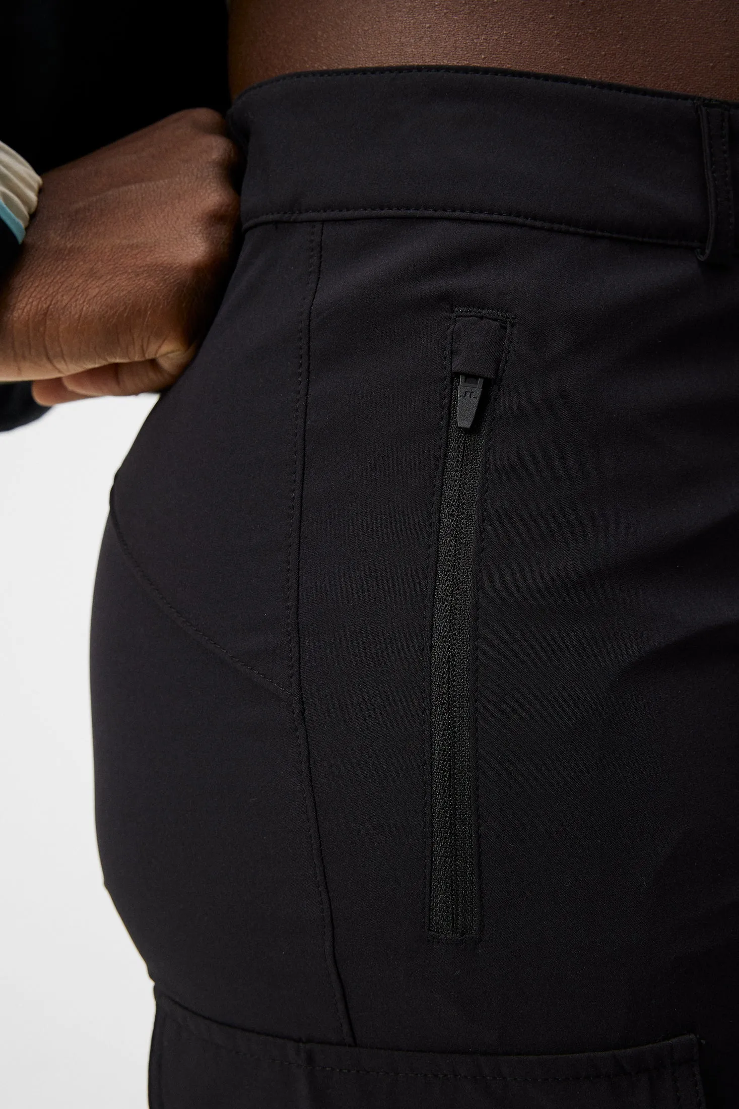 Anya Pant / Black