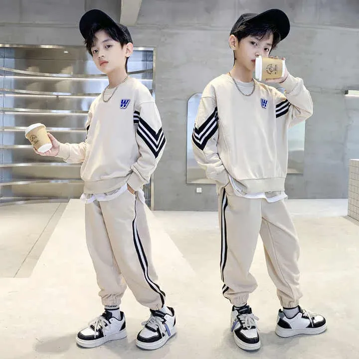 Boys' clothing set . مجموعة ملابس أولاد