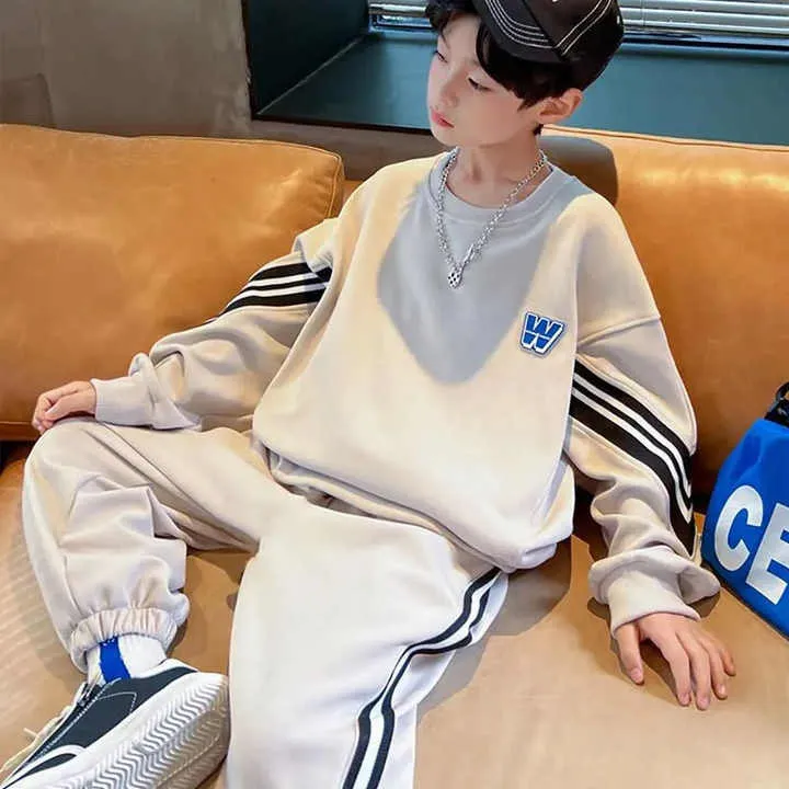 Boys' clothing set . مجموعة ملابس أولاد