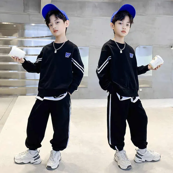 Boys' clothing set . مجموعة ملابس أولاد